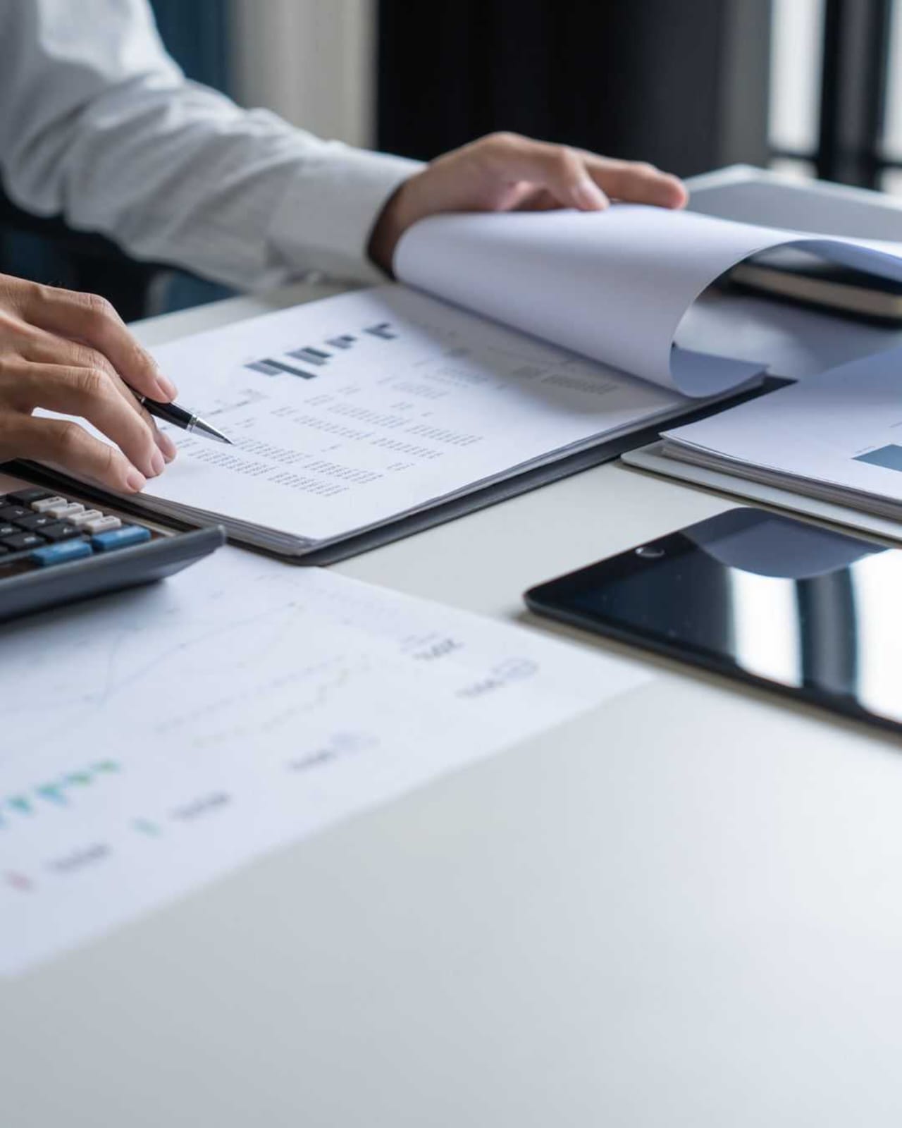 Equipe analisando gráficos e indicadores